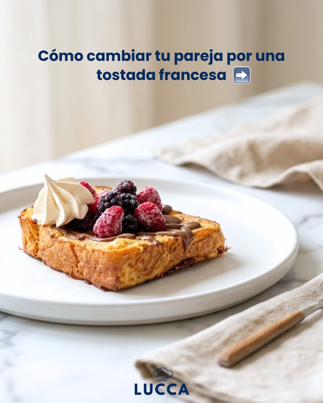 Tostada francesa con berries, chocolate y crema, en plato blanco
