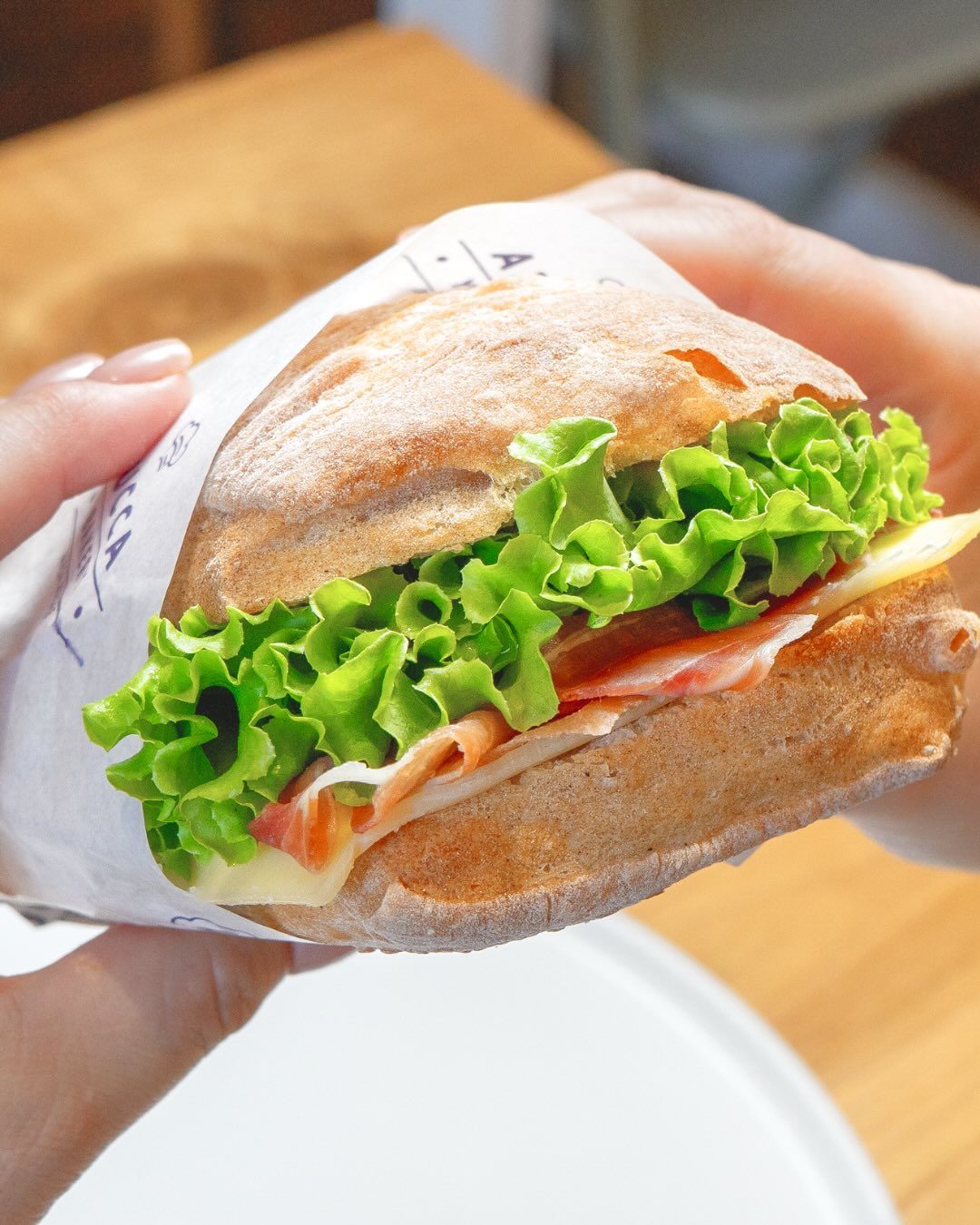 Sándwich en pan ciabatta de Lucca, envuelto en su papel de marca