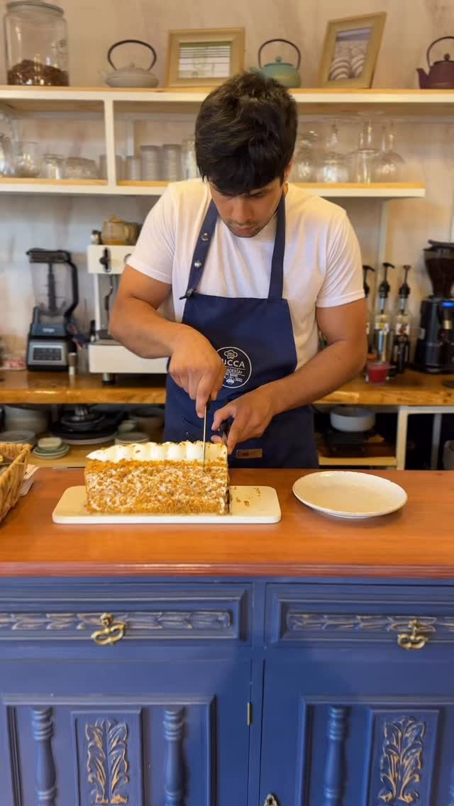Lucas Urbina, dueño de Lucca, trabajando tras el mesón de la panadería